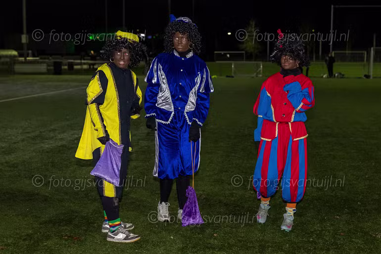 2025_11_25 GVV63 jeugd tr met Pieten